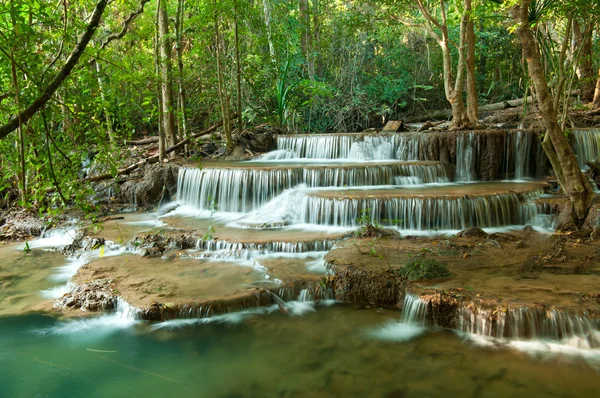 深い森の滝、カンチャナブリ、タイ — ストック写真