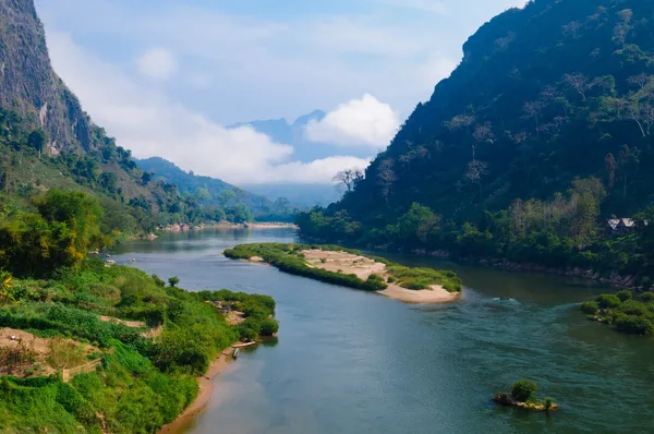 Nong khiaw rivier, noorden van laos — Stockfoto