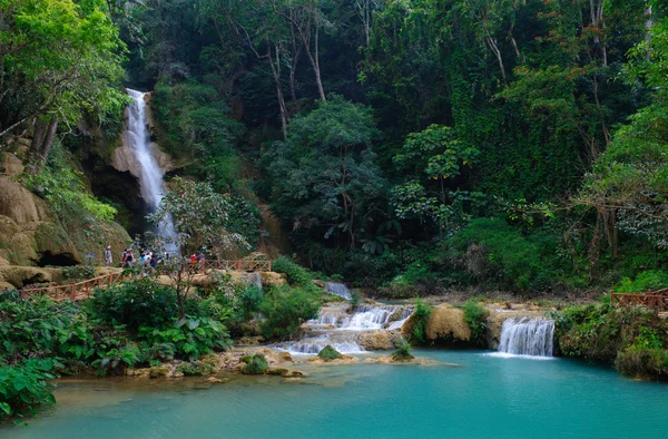 Kuang si wodospad, luang prabang, laos — Zdjęcie stockowe