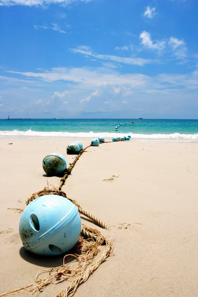 Bóias na praia de areia, ilha de Samed, Tailândia — Fotografia de Stock