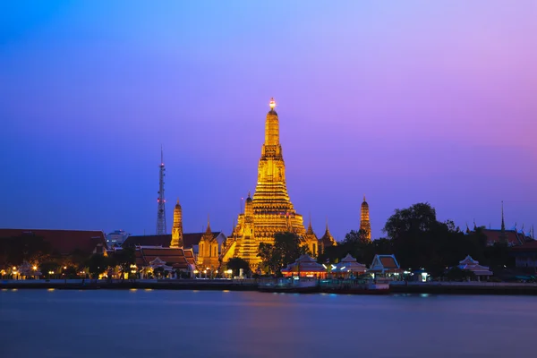 Wat Arun, The Temple of Dawn, at twilight, view across river. Ba — Stock Photo, Image