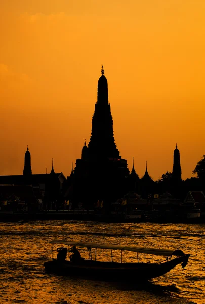 Wat arun, der Tempel der Morgendämmerung, bei Sonnenuntergang, Blick über den Fluss. Bangk — Stockfoto