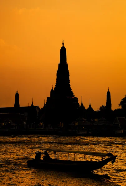 stock image Wat Arun, The Temple of Dawn, at sunset,view across river. Bangk