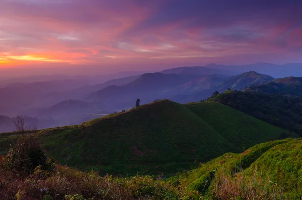 Lanskap matahari terbit di atas pegunungan di Kanchanaburi, Thailand — Stok Foto