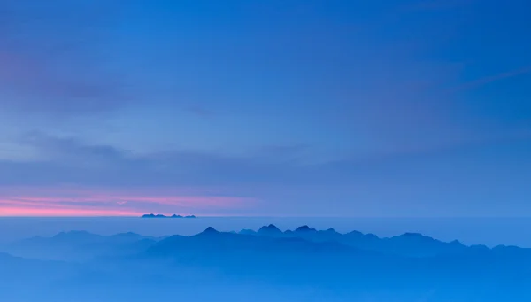 Ochtendnevel op tropische bergketen bij zonsopgang, chiangmai, th — Stockfoto