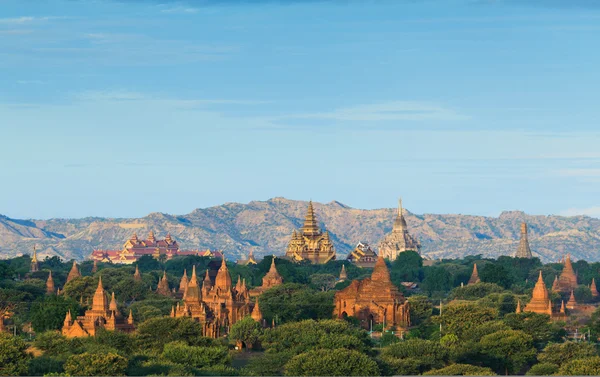 De tempels van Bagan bij zonsopgang, Bagan, Myanmar — Stockfoto