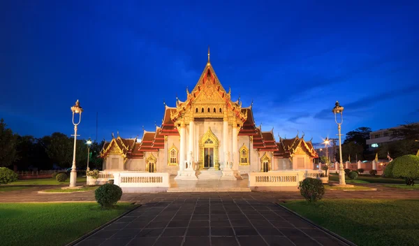 Marmeren tempel bij nacht, bangkok, thailand — Stockfoto