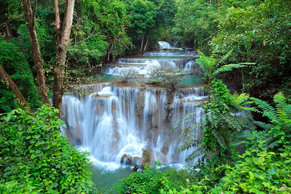 Wodospad głębokiego lasu w kanchanaburi, Tajlandia — Zdjęcie stockowe