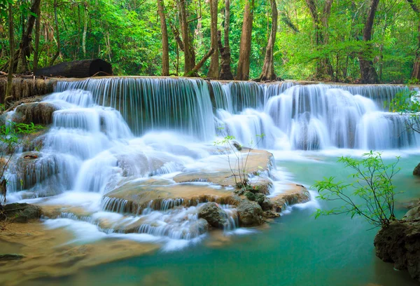 Tiefer Waldwasserfall, Kanchanaburi, Thailand — Stockfoto
