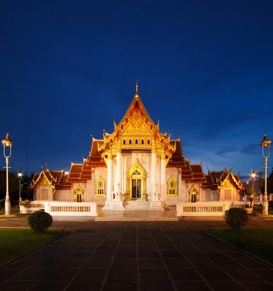 Marmeren tempel bij nacht, bangkok, thailand — Stockfoto