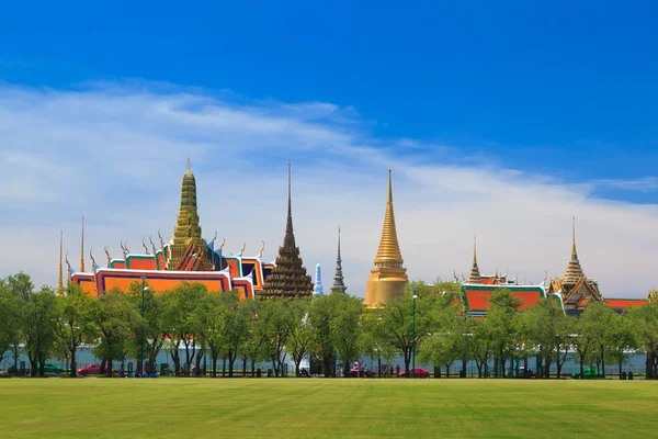 Wat phra kaew, Grand palace, Bangkok, Thailand (view from new gr — Stock Photo, Image