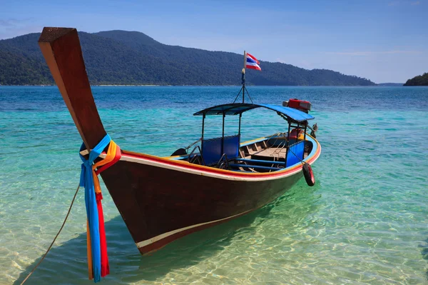 Długi ogon łodzi siedzieć na plaży, rawi island, Tajlandia — Zdjęcie stockowe