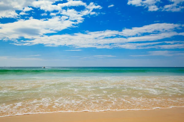 Playa y cielo azul — Foto de Stock