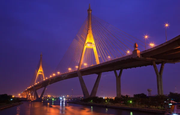 Bhumibol Mega Bridge (anello industriale Mega Bridge di notte, Bang — Foto Stock