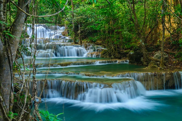 深い森の滝、カンチャナブリ、タイ — ストック写真