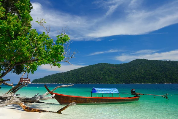Barca a coda lunga sulla spiaggia dell'isola di Rawi, Thailandia — Foto Stock
