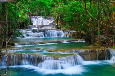 derin orman şelale içinde kanchanaburi, Tayland