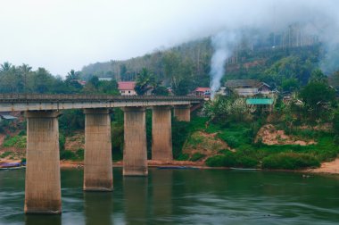 Nong khiaw Köprüsü'nde puslu sabah