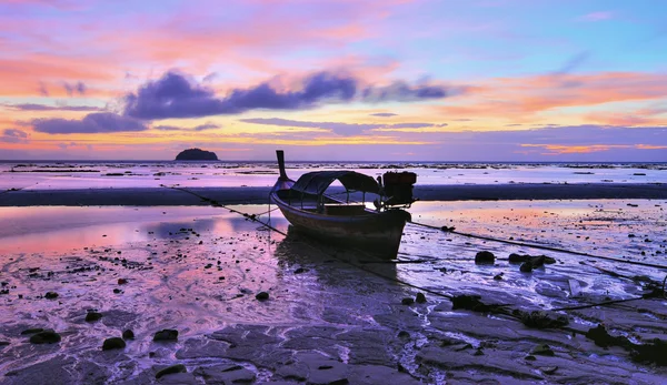 Longtail boot op het strand van lipe eiland bij dageraad, thailand — Stockfoto