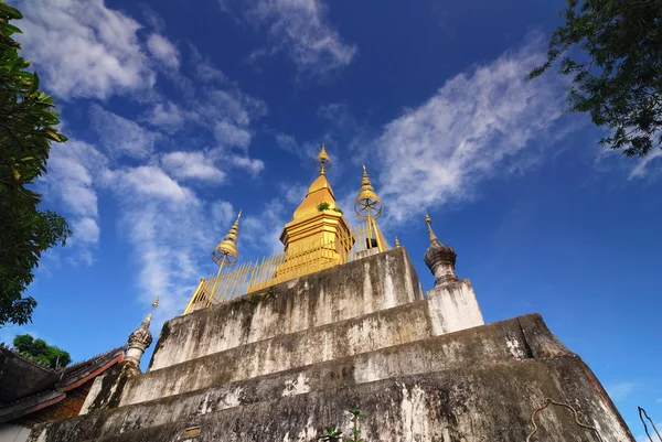Gouden pagode bij de bovenkant. Phu si, luangprabang, laos — Stockfoto