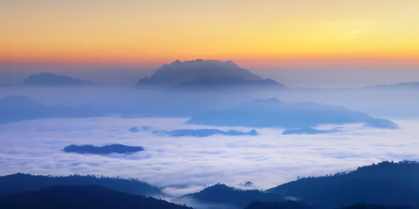 Chiangma, 훼이싸이 남 댕 국립 공원, 아침에 안개가 자욱한 산 — 스톡 사진