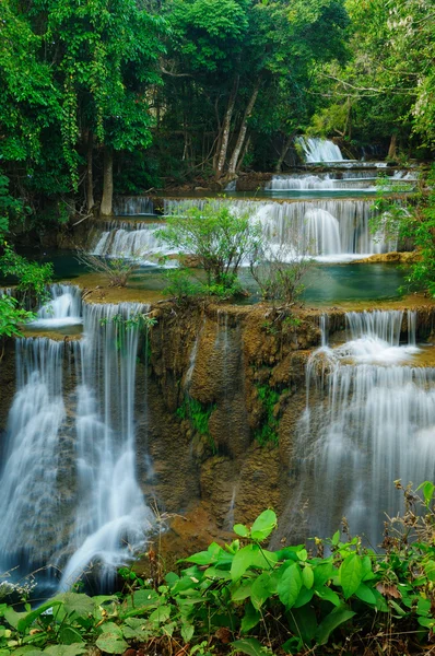 Diepe woud waterval in kanchanaburi, thailand — Stockfoto