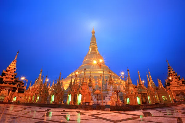 Shwedagon pagode ao crepúsculo, Rangon, Mianmar — Fotografia de Stock