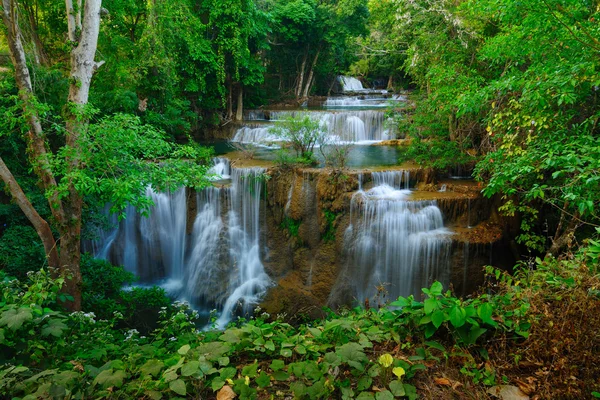 Cascata di foresta profonda a Kanchanaburi, Thailandia — Foto Stock