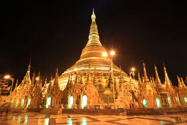 Shwedagon pagode à noite, Rangon, Myanmar — Fotografia de Stock