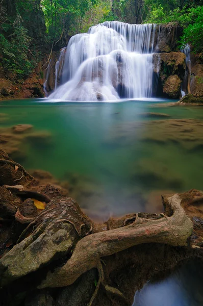 Djupa skogen vattenfall i kanchanaburi, thailand — Stockfoto
