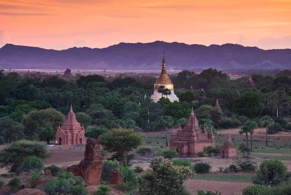Os templos de bagan ao nascer do sol, Bagan, Myanmar — Fotografia de Stock