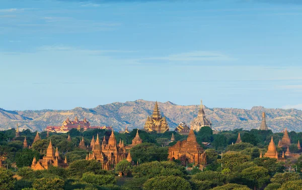 缅甸巴甘日出时的巴甘圣殿 — 图库照片
