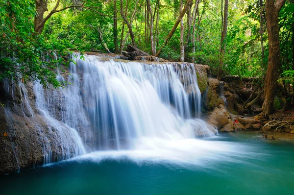 Djupa skogen vattenfall i kanchanaburi, thailand Royaltyfria Stockbilder