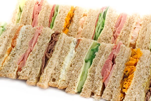 Una bandeja de sándwiches triangulares — Stok fotoğraf