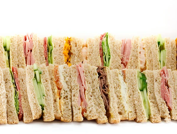 Um prato de sanduíches triangulares — Fotografia de Stock