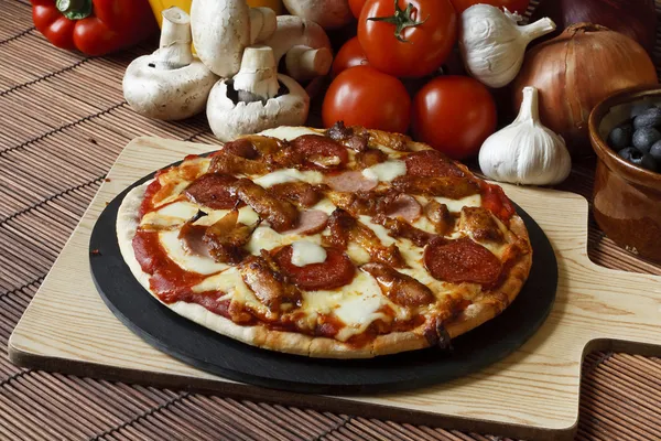 Stein gebackenes Fleisch Fest Gourmet-Pizza — Stockfoto