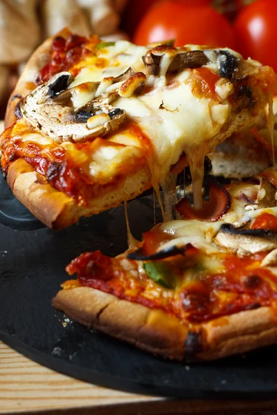 Funghi-Pizza-Scheibe — Stockfoto