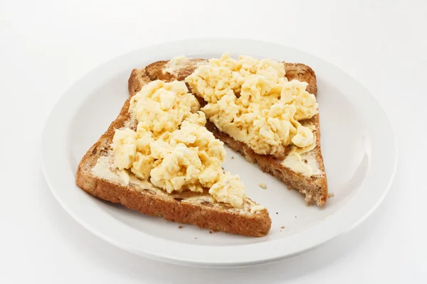 Uova strapazzate sul pane tostato — Foto Stock
