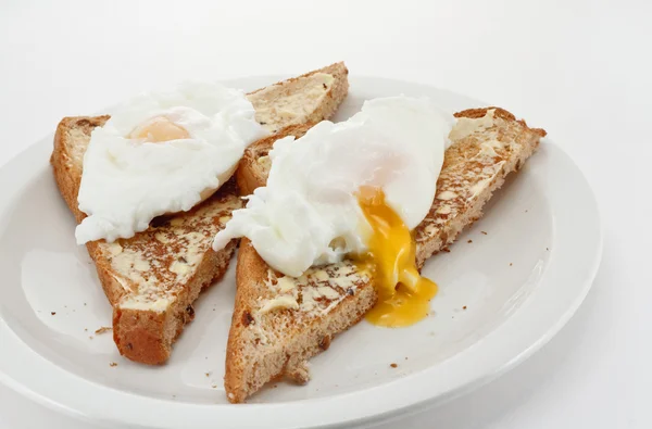 Pocherade ägg på toast — Stockfoto
