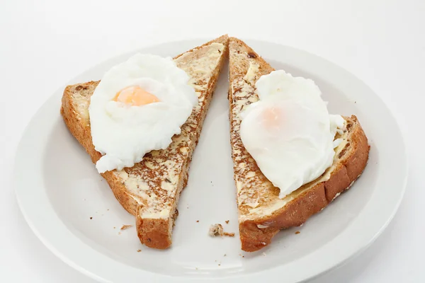 Pocherat ägg på toast — Stockfoto