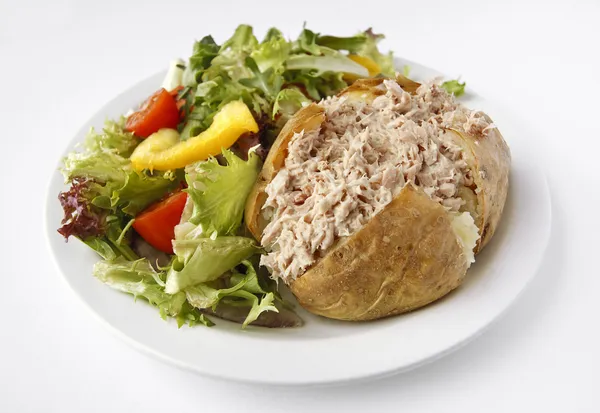 Thunfisch Mayo Jacke Kartoffeln mit Beilagen Salat — Stockfoto