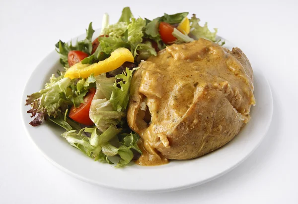 Ziemniak kurtka curry z sałatką z boku — Zdjęcie stockowe
