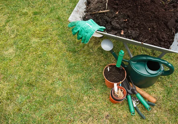 Herramientas de jardinería en el césped — Foto de Stock