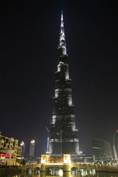 Burj khalifa em Dubai à noite — Fotografia de Stock