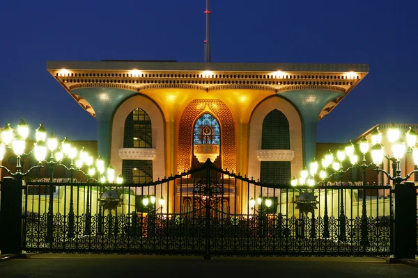 Oosterse architectuur, Paleis van de sultan in oman nachts Rechtenvrije Stockafbeeldingen