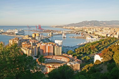 Malaga, İspanya? Şehrin panoramik manzaralı seyir gömlekleri