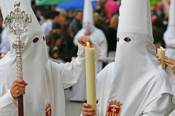 Semana santa, Nazarene mit weißem Gewand in einer Prozession — Stockfoto