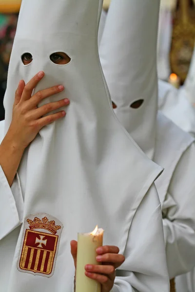 Semana santa, nazarene met witte witte robe in een processie — Stockfoto