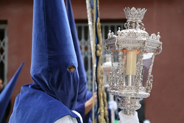 Семана Санта, Назарин в голубой мантии на крестном ходе — стоковое фото