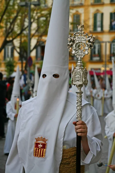 Semana santa, nazarene bir alayı beyaz beyaz elbise ile — Stok fotoğraf